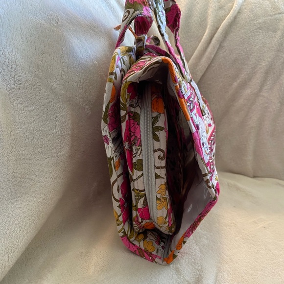 VERA BRADLEY expanding travel case - Picture 7 of 7